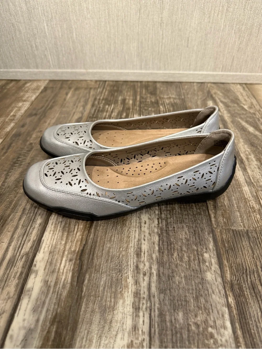 Array Women's Silver Comfort Slip-On Flats Size 7 Narrow